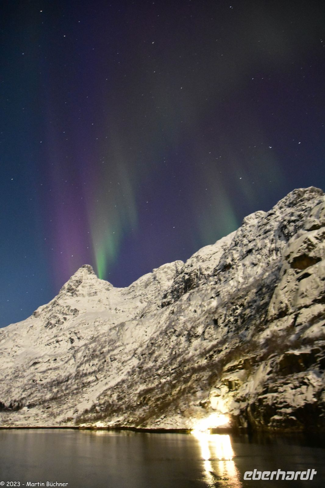 Seltenes lila Polarlicht im magischen Trollfjord (Lofoten)