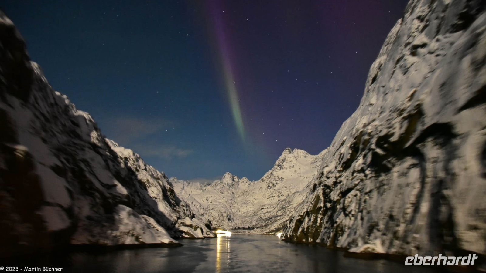 Seltenes lila Polarlicht im magischen Trollfjord (Lofoten)