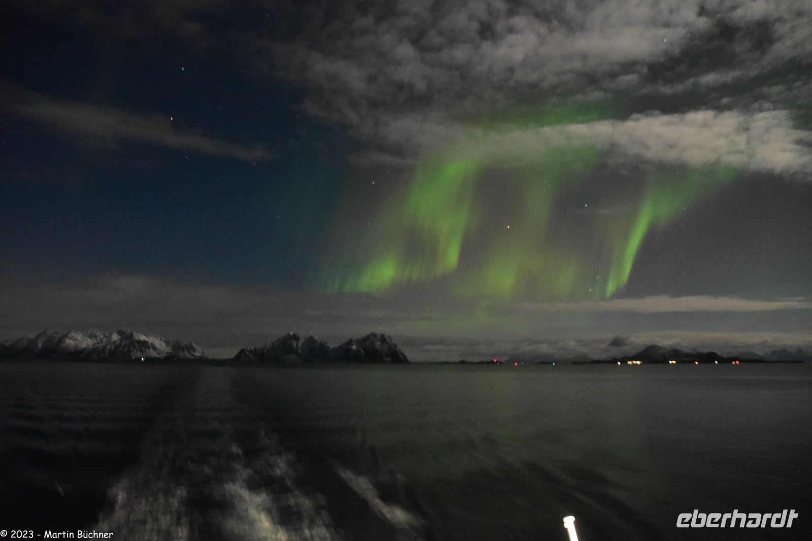 Polarlicht über den Lofoten und dem Vestfjord (Nordland)
