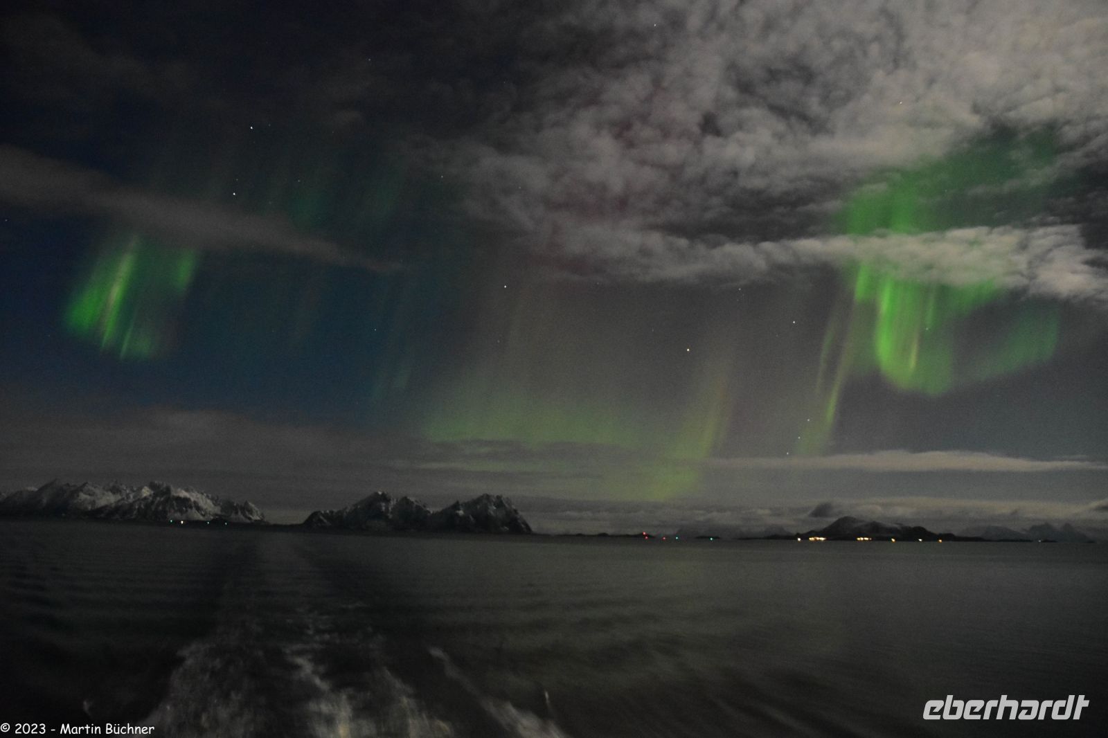 Polarlicht über den Lofoten und dem Vestfjord (Nordland)