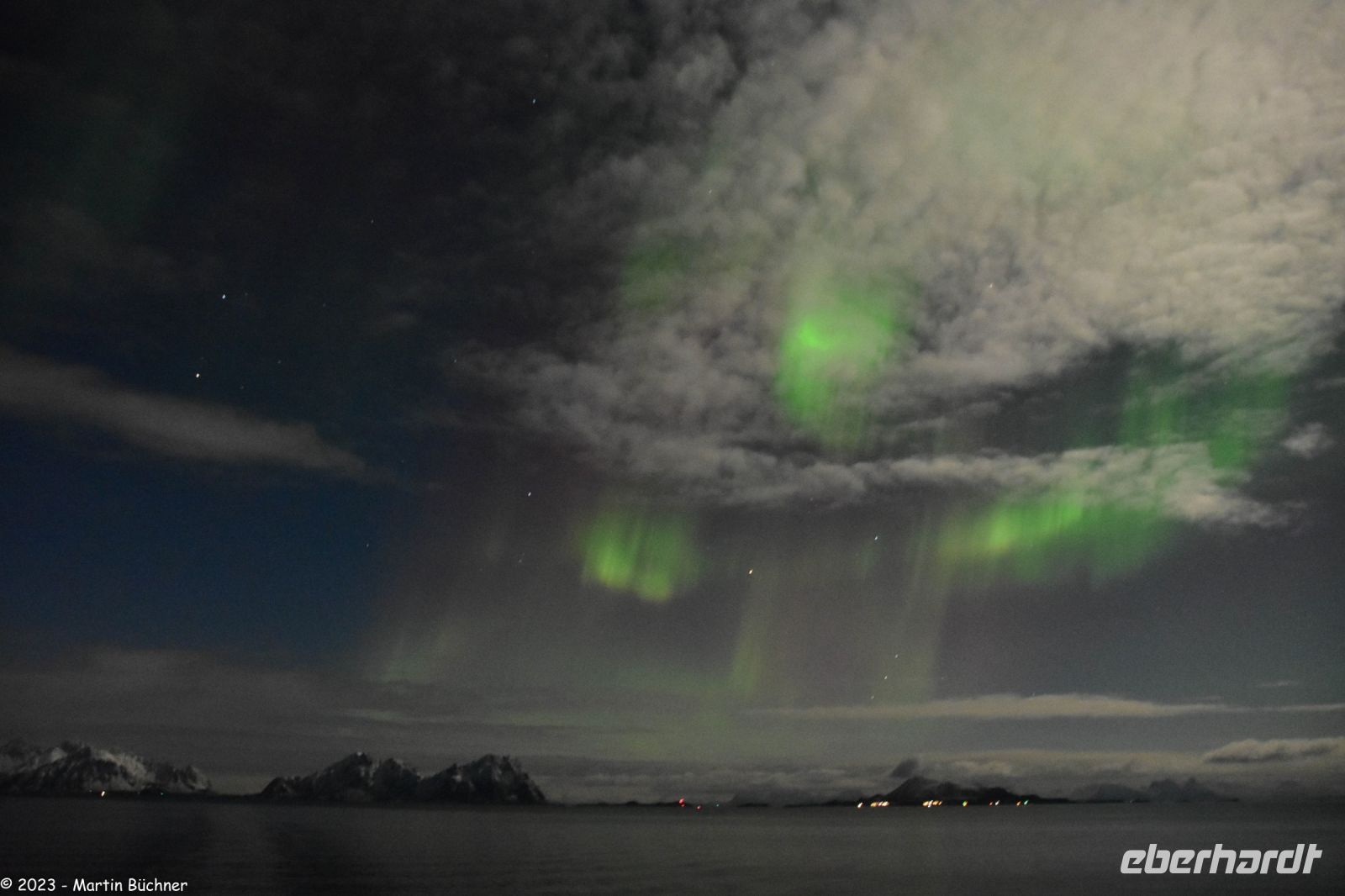Polarlicht über den Lofoten und dem Vestfjord (Nordland)