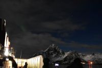 Polarlicht über den Lofoten und dem Vestfjord (Nordland) - Berg Vågakallen bei Henningsvær - Vater und König des wilden Hestmannen