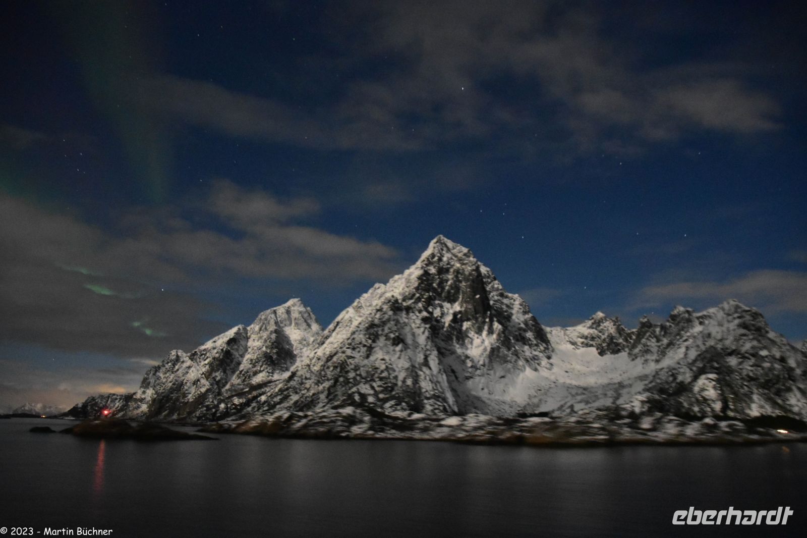 Polarlicht über den Lofoten und dem Vestfjord (Nordland) - Berg Vågakallen bei Henningsvær - Vater und König des wilden Hestmannen