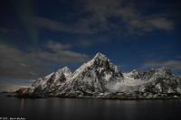 Polarlicht über den Lofoten und dem Vestfjord (Nordland) - Berg Vågakallen bei Henningsvær - Vater und König des wilden Hestmannen