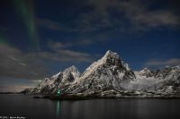 Polarlicht über den Lofoten und dem Vestfjord (Nordland) - Berg Vågakallen bei Henningsvær - Vater und König des wilden Hestmannen
