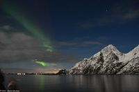 Polarlicht über den Lofoten und dem Vestfjord (Nordland) - Berg Vågakallen bei Henningsvær - Vater und König des wilden Hestmannen