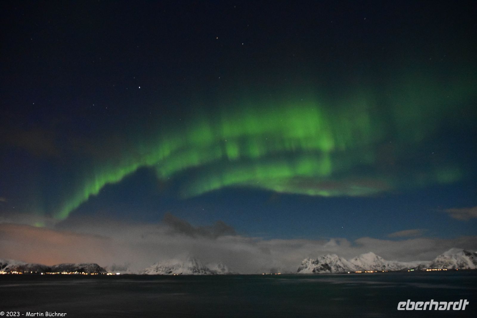 Polarlicht über den Lofoten und dem Vestfjord (Nordland)