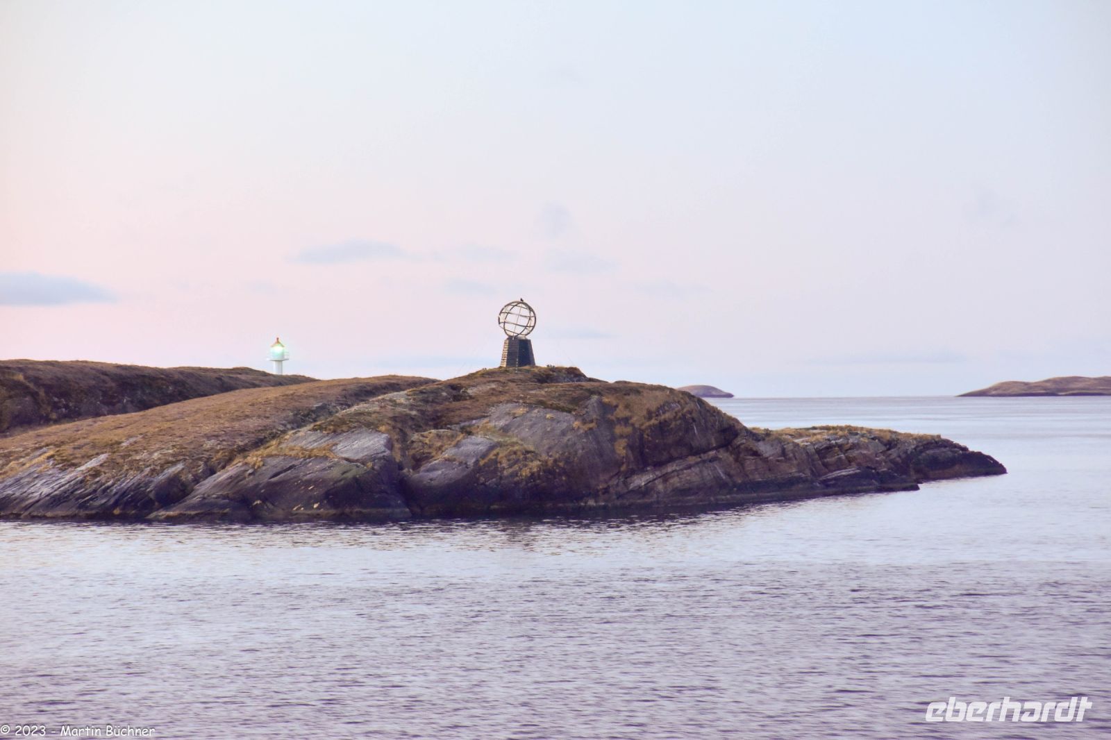 Die Insel Viking markiert den Polarkreis mit einem kleinen Globus
