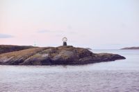 Die Insel Viking markiert den Polarkreis mit einem kleinen Globus