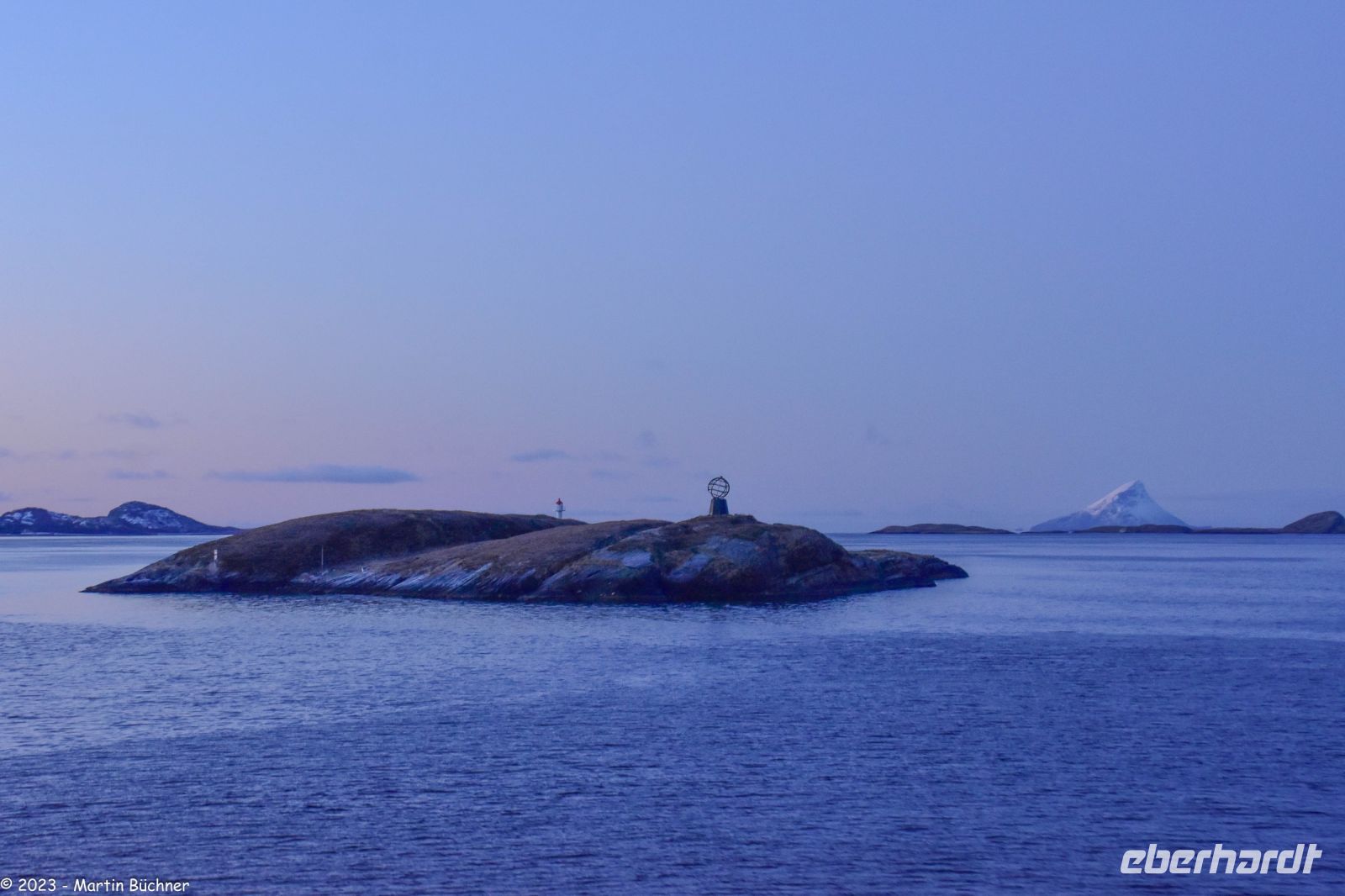 Die Insel Viking markiert den Polarkreis mit einem kleinen Globus