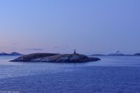 Die Insel Viking markiert den Polarkreis mit einem kleinen Globus