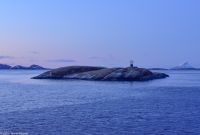 Die Insel Viking markiert den Polarkreis mit einem kleinen Globus