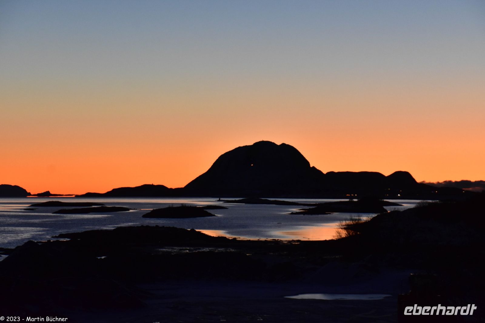 Brønnøysund - UNESCO Geopark Trollfjell - Torghatten - Magischer Berg (Hut) mit dem Loch - in der Bildmitte leuchtet die Sonne durch das Loch
