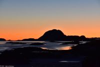 Brønnøysund - UNESCO Geopark Trollfjell - Torghatten - Magischer Berg (Hut) mit dem Loch - in der Bildmitte leuchtet die Sonne durch das Loch