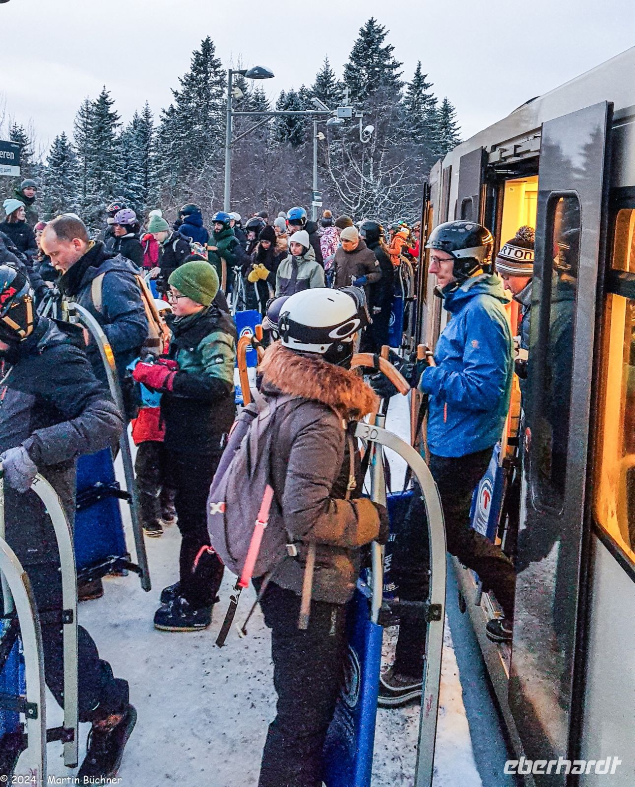 Oslo - Auffahrt zum Holmenkollen - Die schönste U-Bahn-Fahrt der Welt - Metrolinie 1 - bekannt für die ultralange Schlittenabfahrt