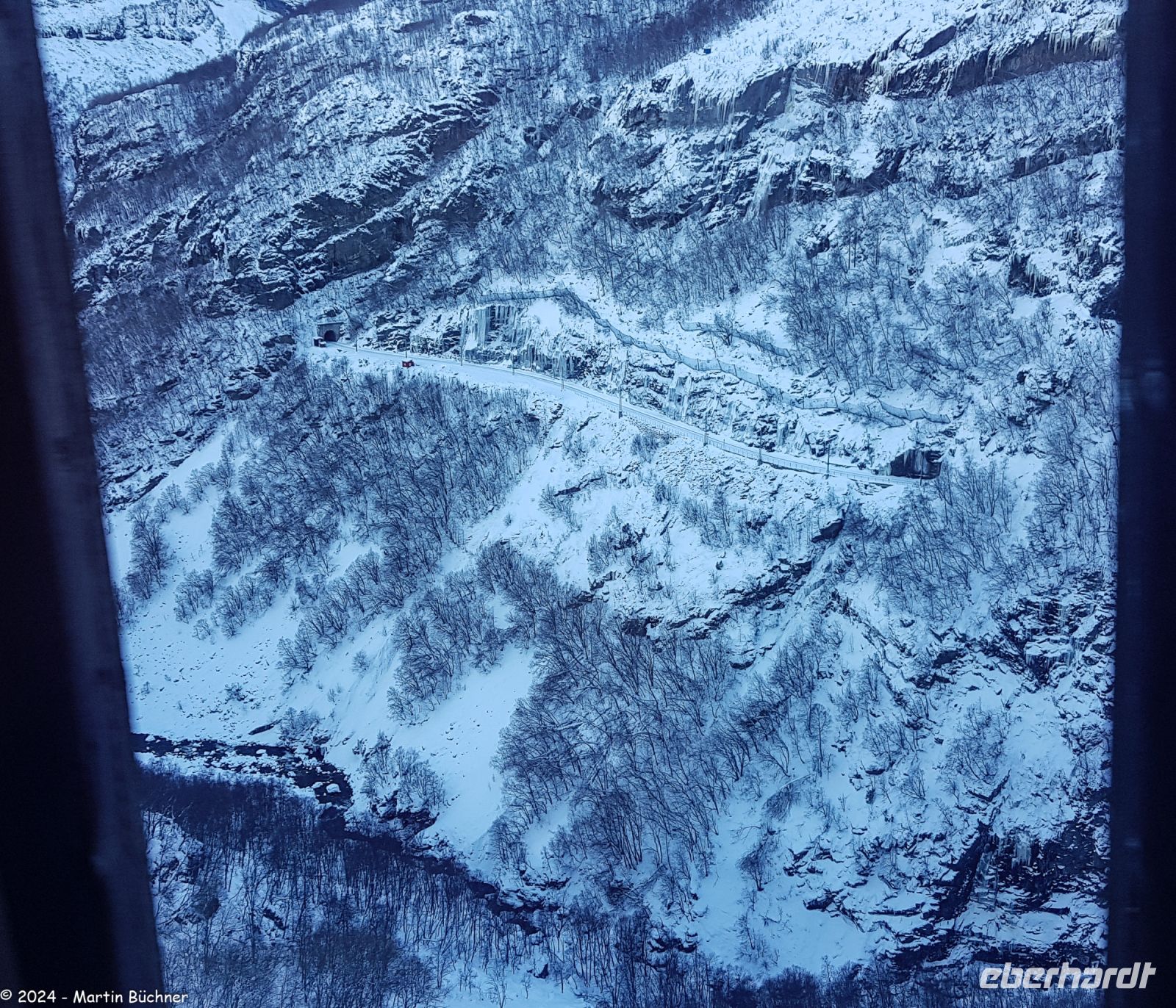 Flåmsbane - im Flåmsdal von Myrdal nach Flåm - steilste Eisenbahnstrecke der Welt (Fahrt ohne Hilfsmittel) - auf der anderen Talseite liegen Gleise