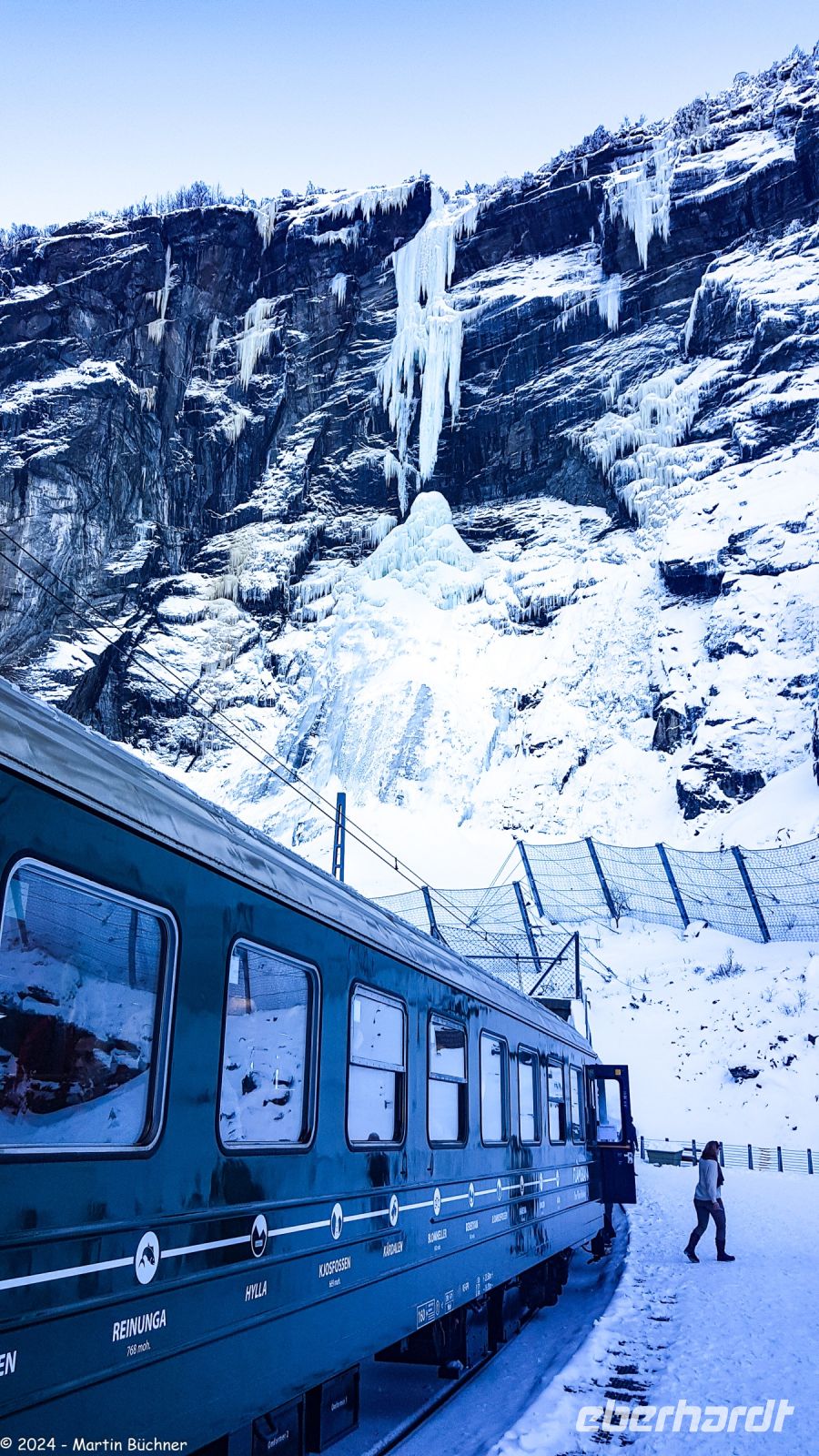 Flåmsbane - Fotostopp am vereisten Kjosfossen (Wasserfall)