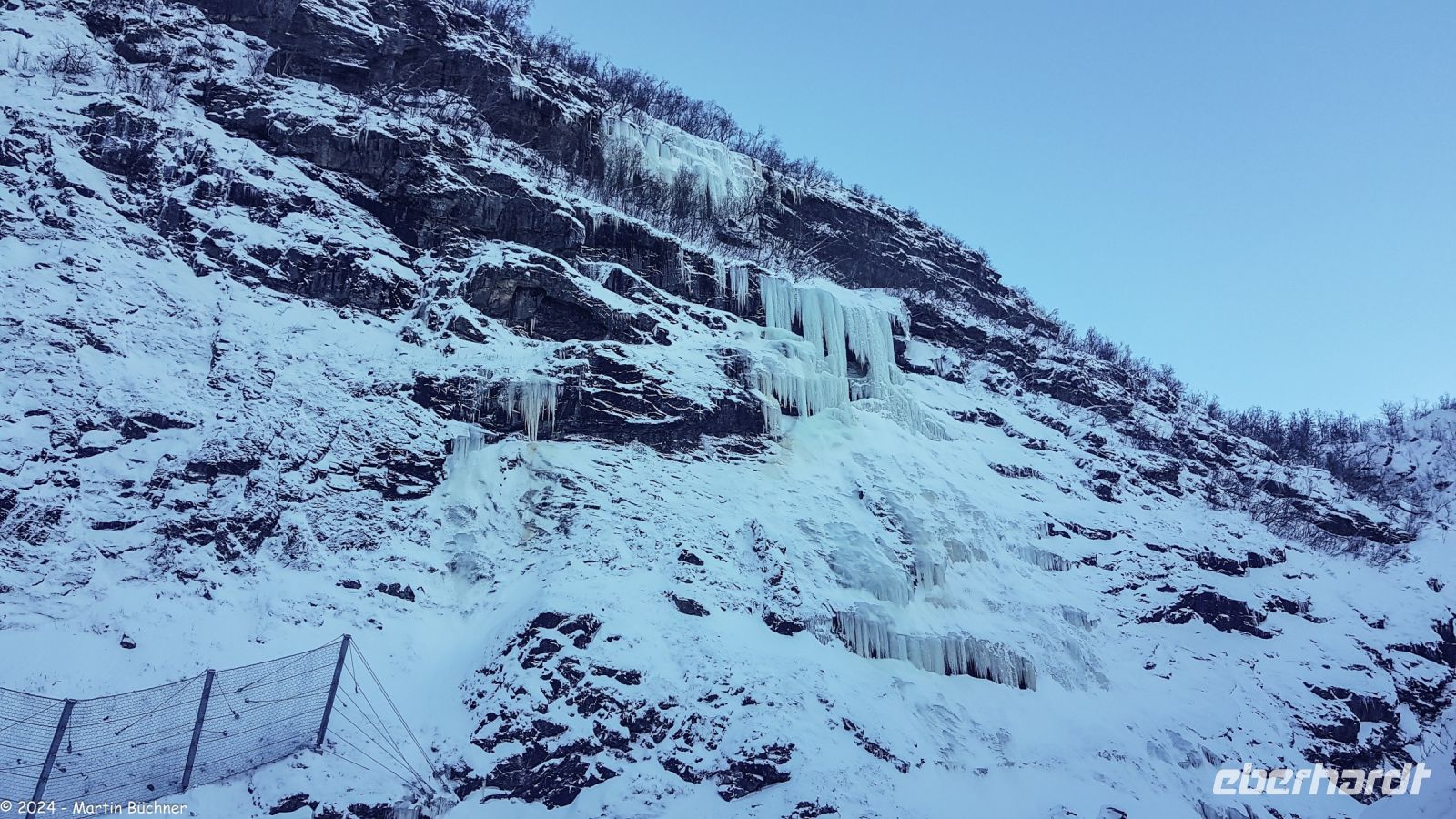 Flåmsbane - Fotostopp am vereisten Kjosfossen (Wasserfall)