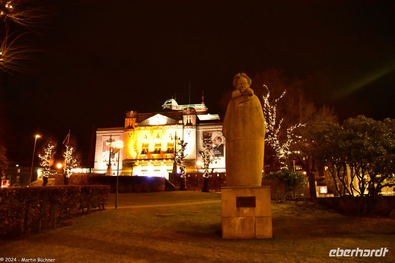 Bergen - Henrik Ibsen Monument - im Hintergrund Nationaltheater