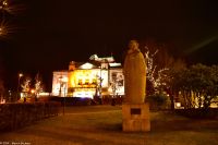 Bergen - Henrik Ibsen Monument - im Hintergrund Nationaltheater