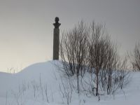 Svinøya: Statue Gunnar Berg's aus der Ferne