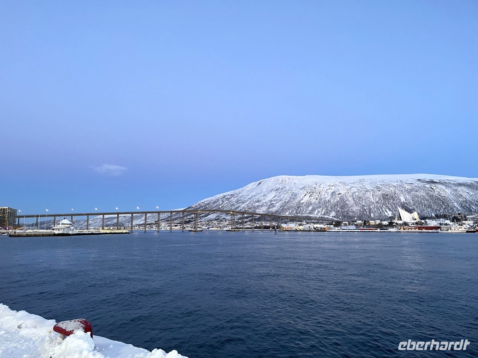 Blick auf die abendliche Tromsø-Brücke