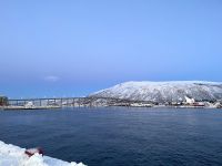 Blick auf die abendliche Tromsø-Brücke