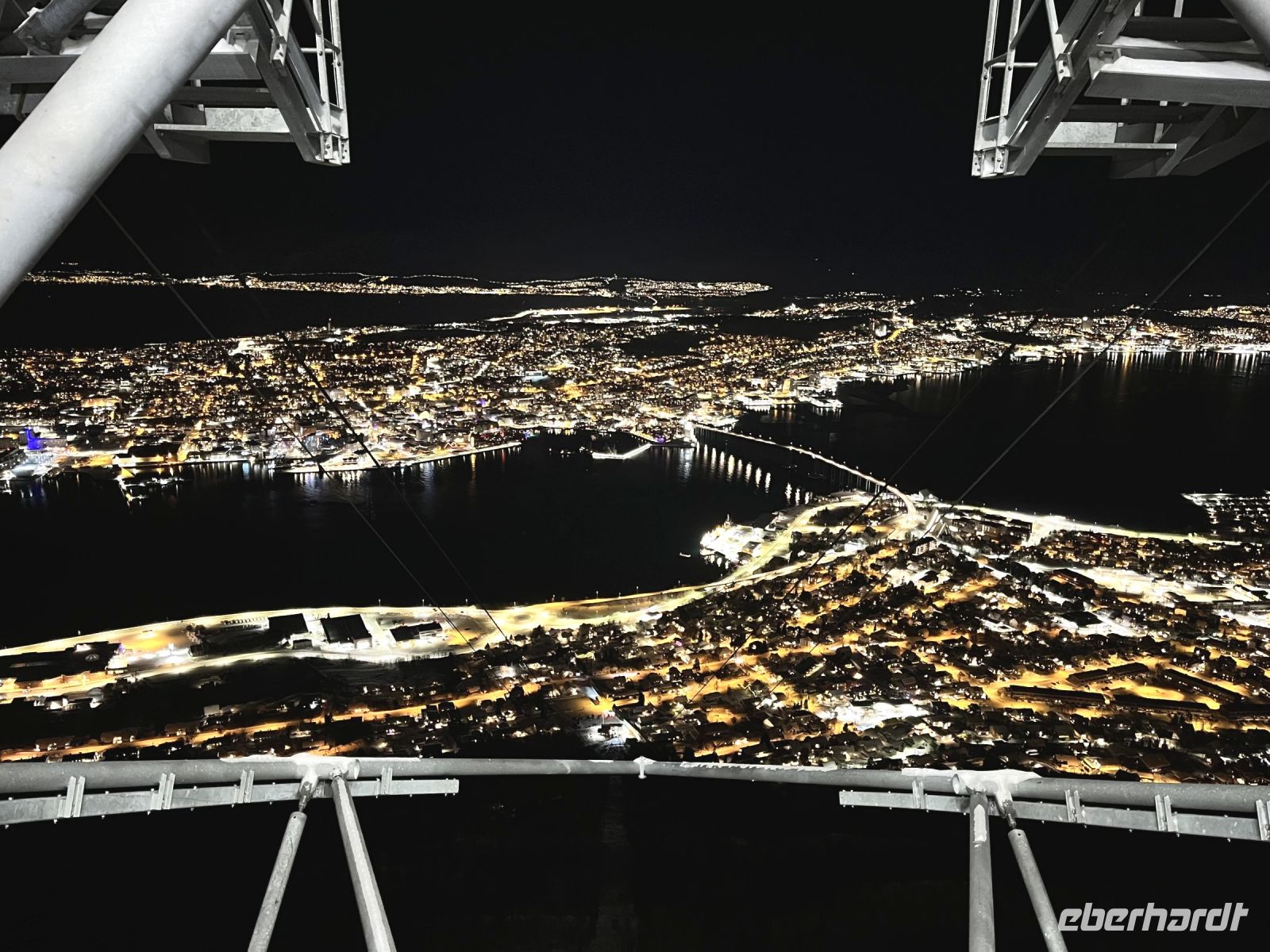 Blick von der Bergstation auf das nächtliche Tromsø