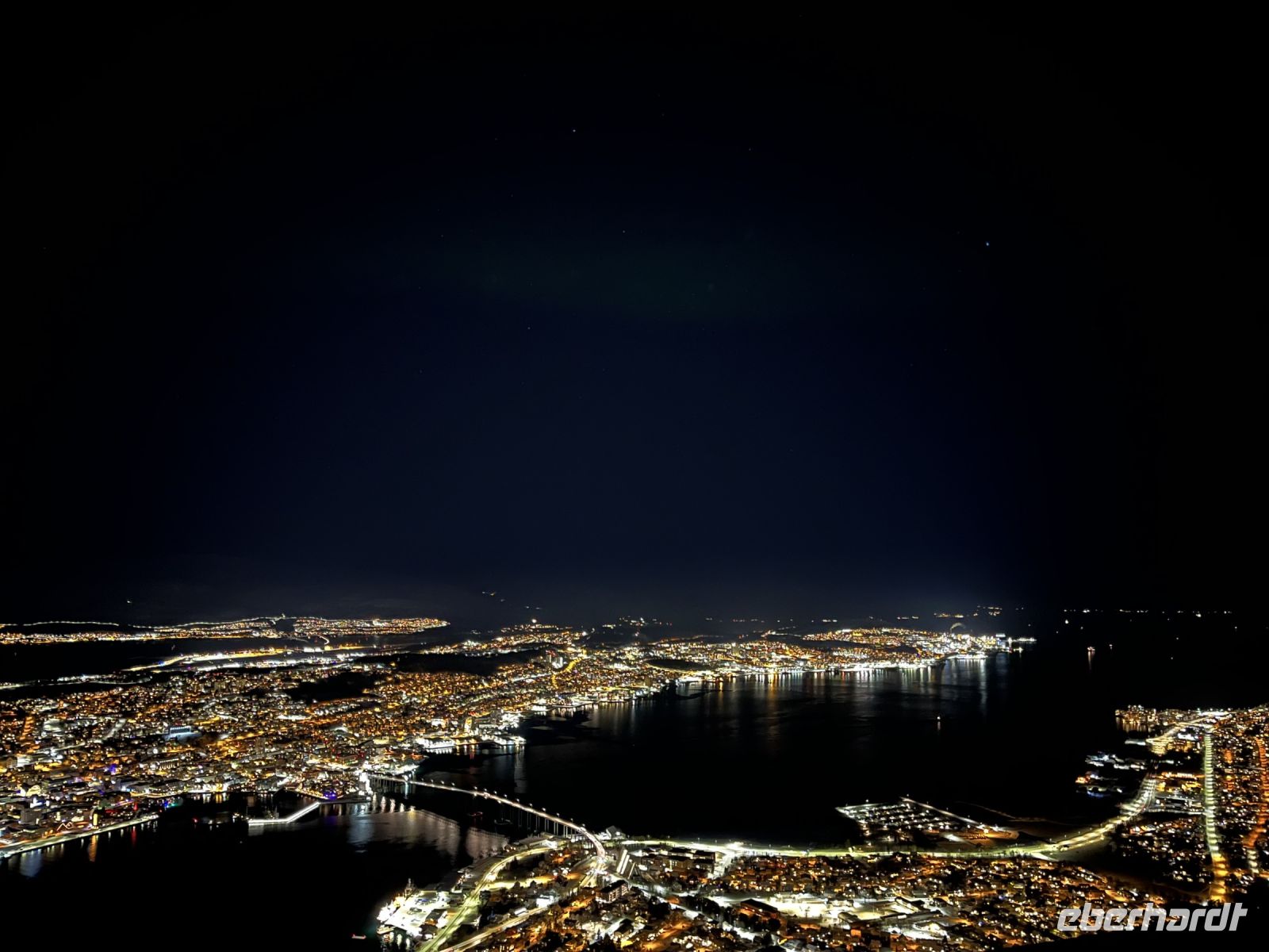 Blick auf Tromsø bei Nacht