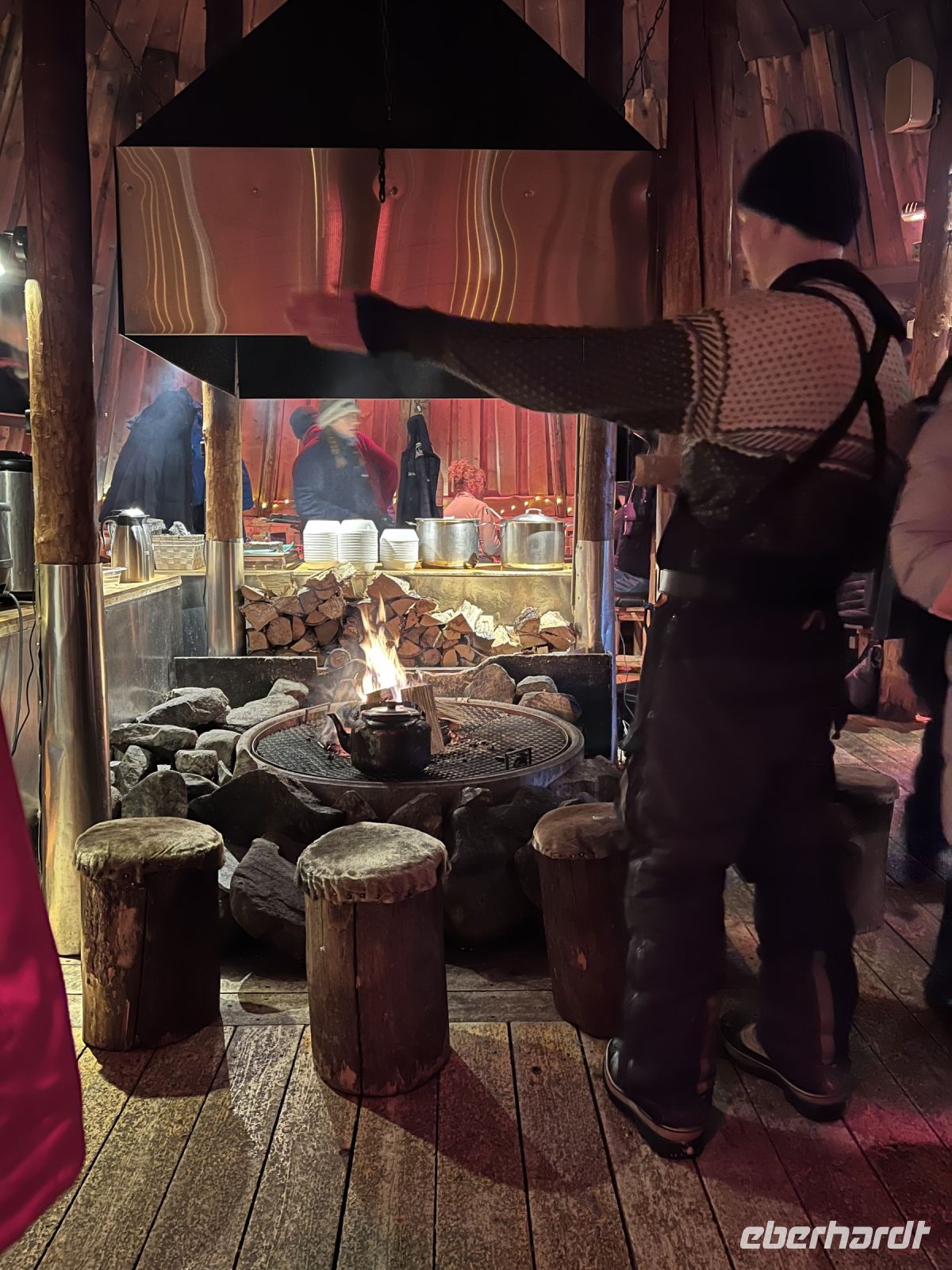 Typisch norwegisches Mittagessen im Husky-Camp