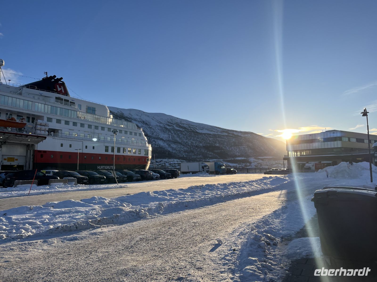 Hurtigruten-Schiff am Hafen