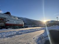 Hurtigruten-Schiff am Hafen