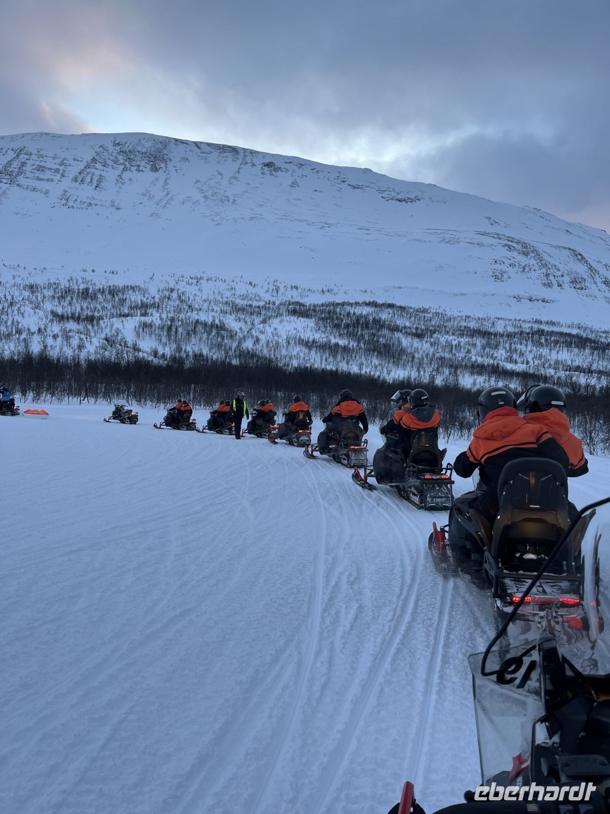 Kolonne fahren mit den Schneemobilen