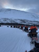 Kolonne fahren mit den Schneemobilen