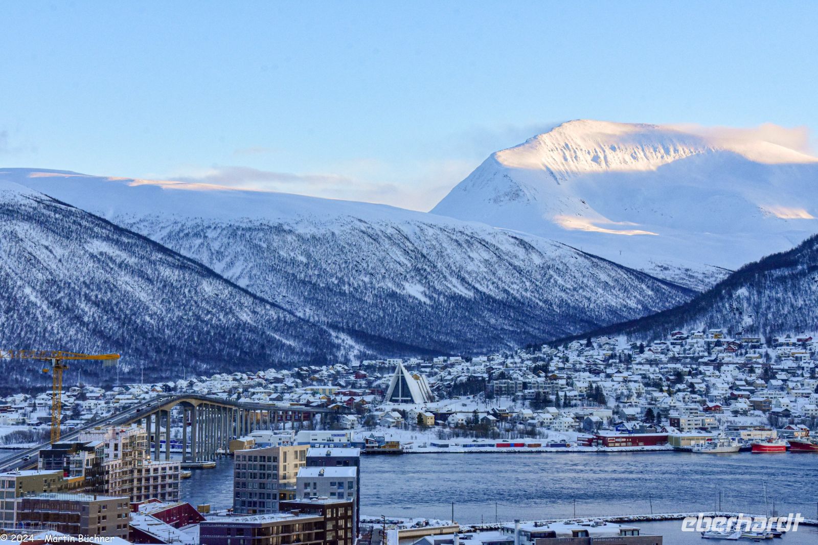 Tromsø mit dem Tromsdalstinden (1.238 m) im Hintergrund
