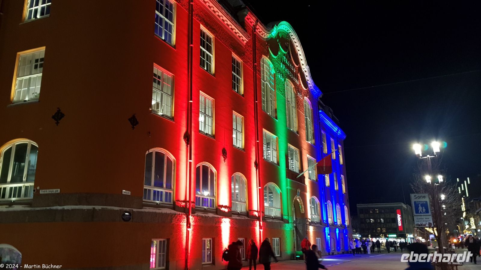 6. Februar ist der Nationalfeiertag der Samen - darum leuchtet das Haus in den Farben der Samischen Flagge