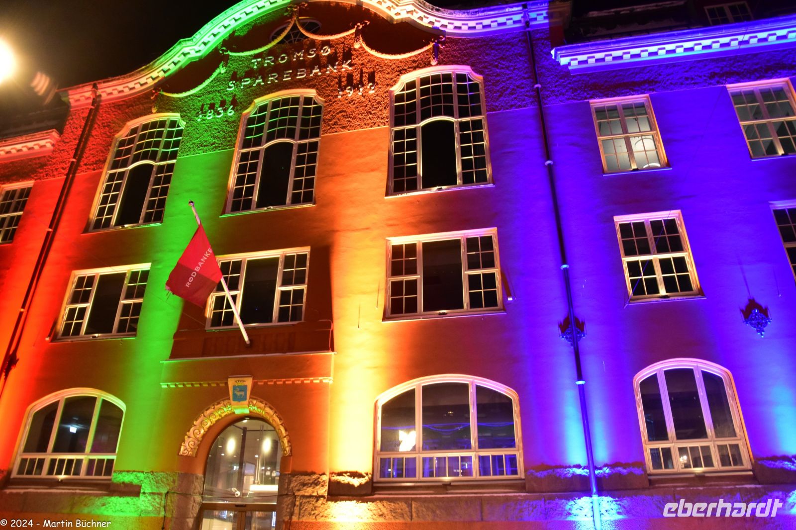6. Februar ist der Nationalfeiertag der Samen - darum leuchtet das Haus in den Farben der Samischen Flagge