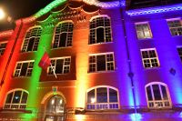 6. Februar ist der Nationalfeiertag der Samen - darum leuchtet das Haus in den Farben der Samischen Flagge