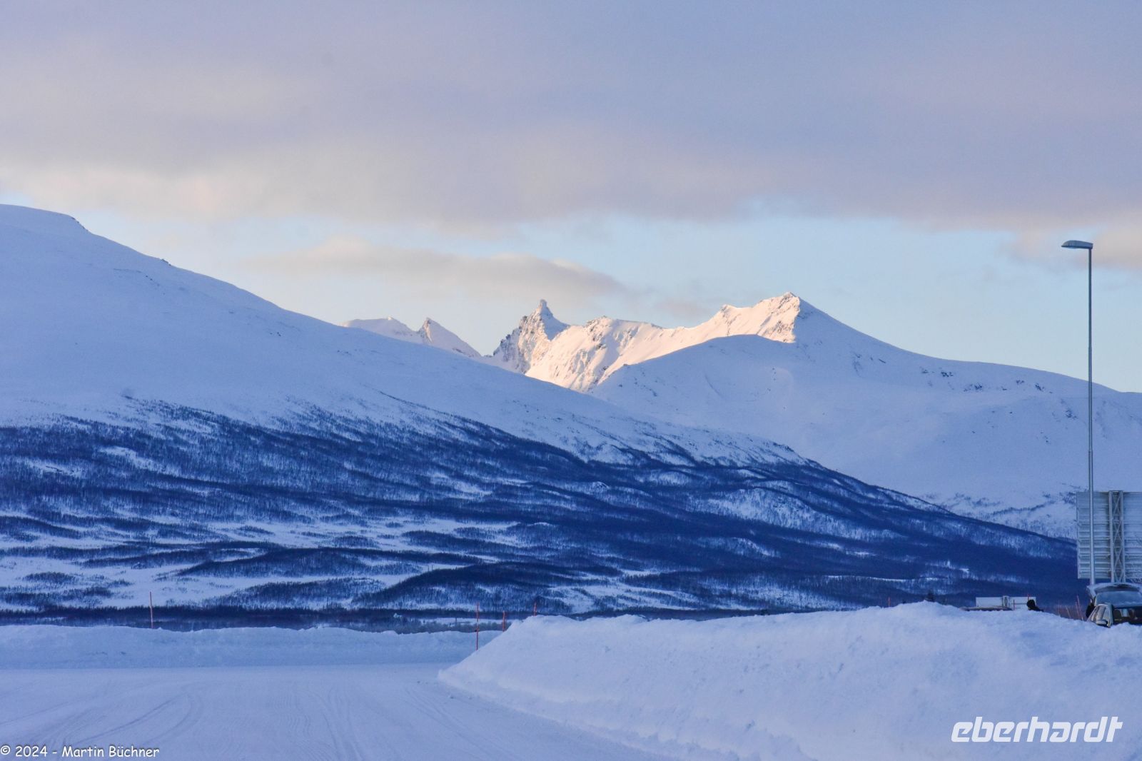 Breivikeidet am Ullsfjord - Blick auf die Lyngen-Halbinsel mit den Lyngen-Alpen