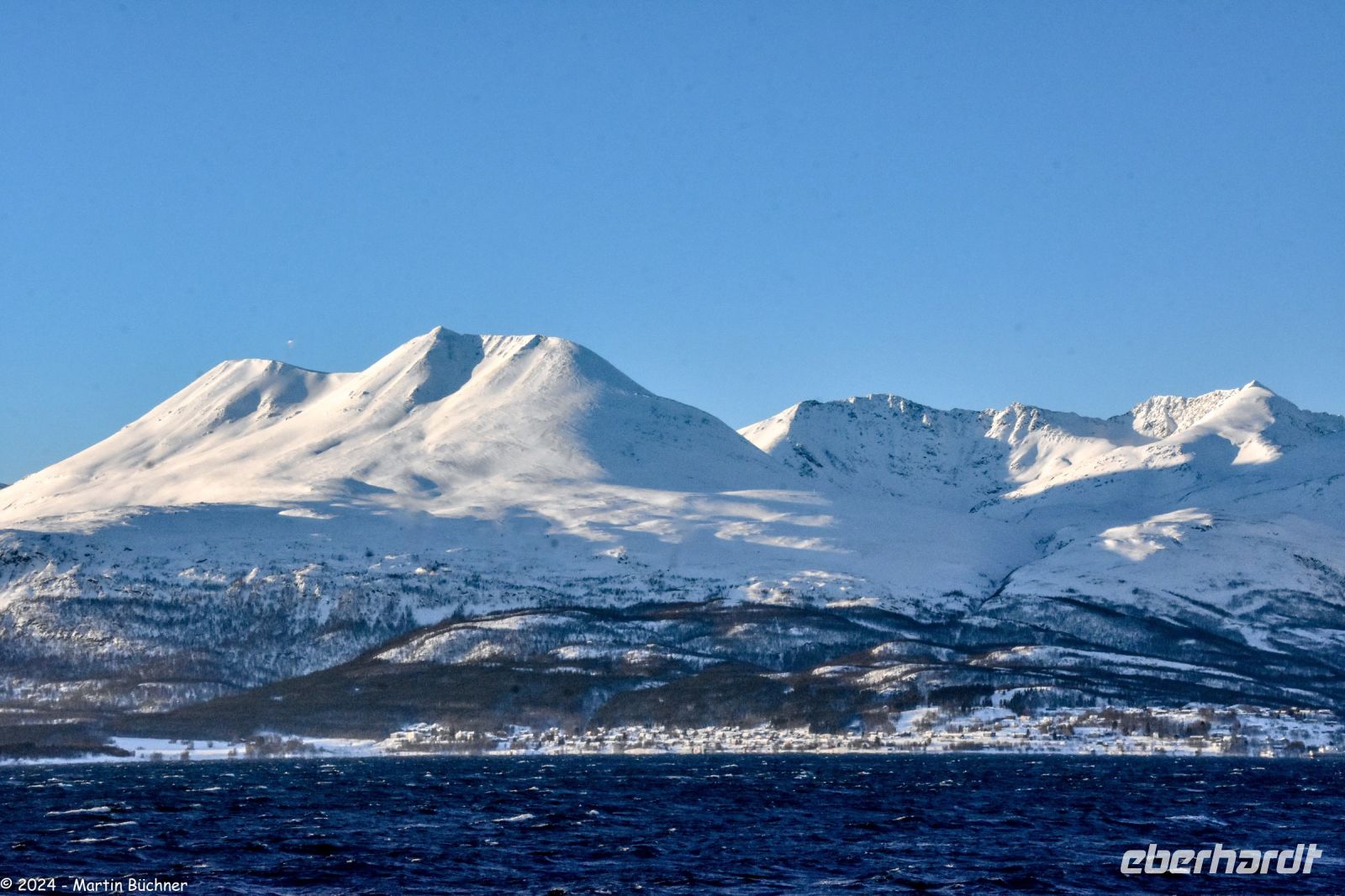 Blick auf die Lyngen-Halbinsel mit den Lyngen-Alpen