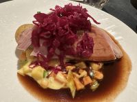 MS Polarlys Abendessen - In Salz gebackene Hellesylt Lammkeule