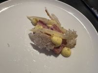 Vorspeise - Schweineknochenterrine mit Trüffel-Seetang-Mayonaise, Brotchips, Knollensellerie und Gurke