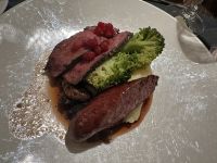 Hauptgang Finnmark-Rentier mit Fleisch, Rentierwurst, Kartoffelbrei, kurzgebratenem Brokkoli und Rotweinsauce mit fein gehackten Pilzen