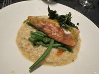 Hauptgang - im Ofen gebackene Forelle mit Risotto, gedünsteten Spargelbohnen, Grünkohlchips und Forellenrogen