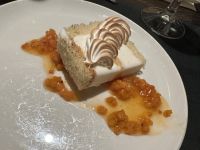 Biskuit mit Vanilleeis aud Svolvaer, Baiser aus Andvika und Moltebeeren