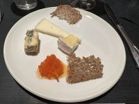 Lokale Käsesorten aus verschiedenen Käsereien entlang der Küste, hausgemachte Karottenmarmelade und knuspriges Dinkelbrot