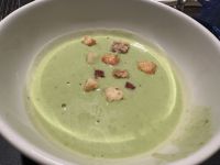 Norwegische Erbsensuppe mit Croutons und gut gereiftem Jarlsberg und Franz Josef Wurst