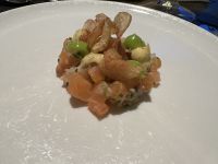 Lachstatar mit Chips vom Goldaugenfisch, Trüffel-Algen-Myonaise und Fenchelsprossen