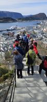 Treppe zum Aksla mit Blick auf MS Nordnorge im Kreuzfahrthafen