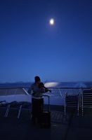 Catarina vom Expeditionsteam spielt Geige für uns